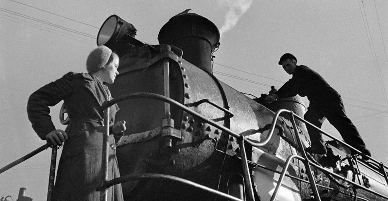 Во время Великой Отечественной войны на железных дорогах нашей страны трудилось очень много молодёжи:…