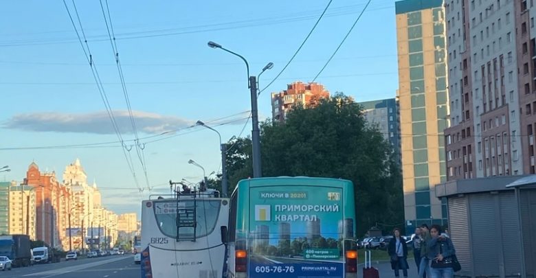 Троллейбус и маршрутка не поделили остановку на Комендантском проспекте д 34