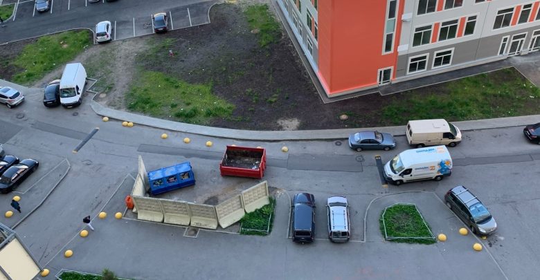 На Ленинском 51 поставили мусорку посередине дороги из-за того, что ночью на место мусорки…