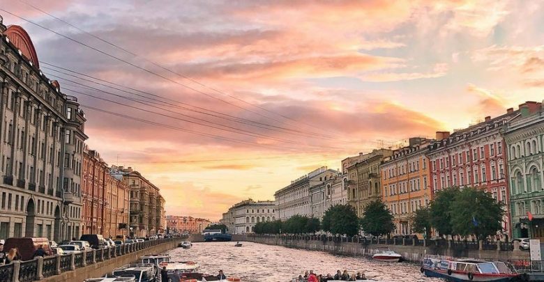 Отправиться на прогулку по рекам и каналам Петербурга можно за 300 рублей вместо 800…