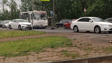 Мотоциклист лёг под маршрутку на Советском проспекте, перед поворотом на Заводскую. Пробка в обе…