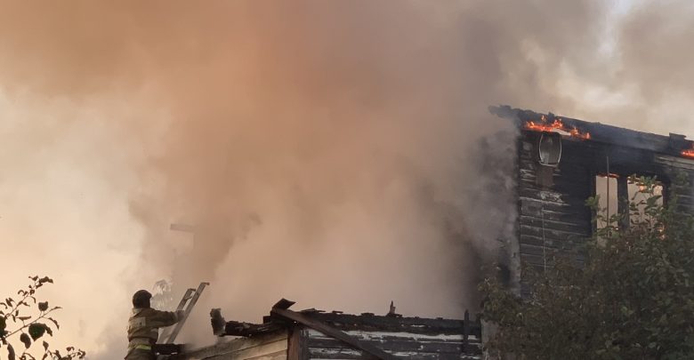 Сгорел дом в СНТ «Разлив» на 19 дорожке. Со слов МЧСников, есть пострадавшие, но…
