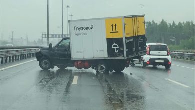 УАЗ грузового ЯндексТакси поймал аквапланирование на внешней стороне КАД, перед Таллинским шоссе