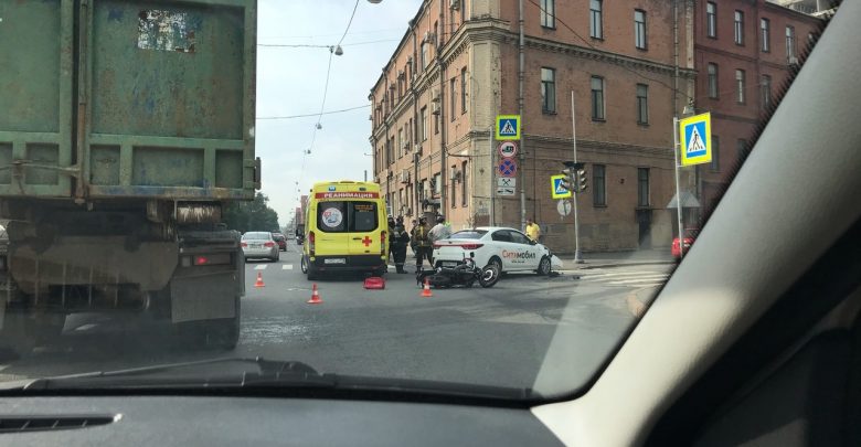 Авария с мотоциклистом и такси на пересечении Большого Сампсониевского и Александра Матросова. Мотоциклист увезен…
