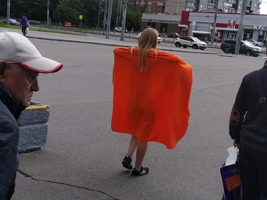 На пересечении Богатырского и Гаккелевской в Приморском районе замечена девушка в белье и полотенце….