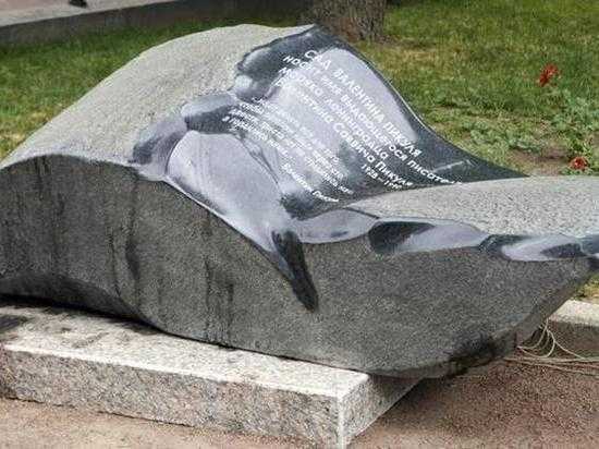 В Петербурге открыли памятный знак писателю Пикулю