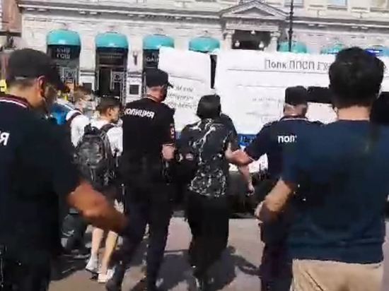 Полиция задержала десять активистов у Гостиного двора