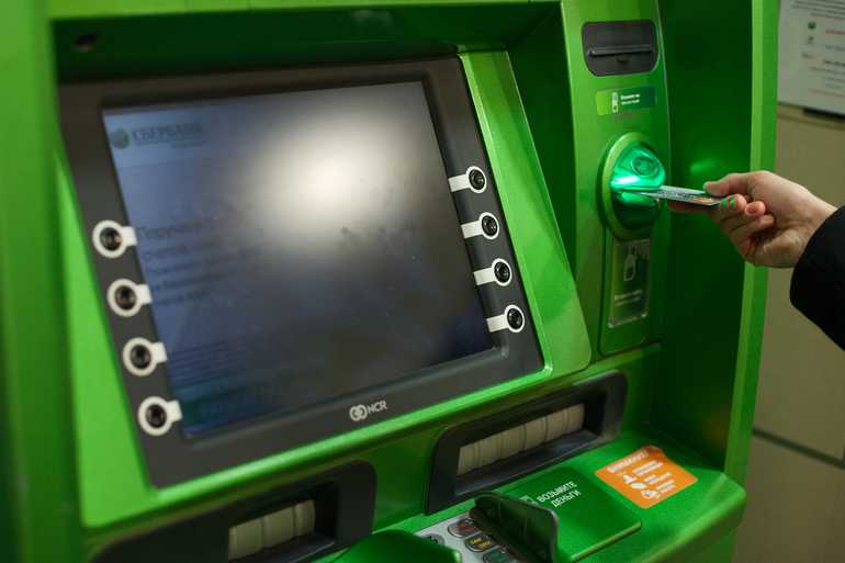 Россиянам рассказали, как безопасно снять деньги из банкомата |