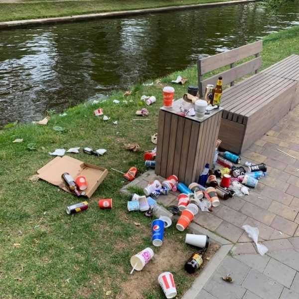 Набережная Карповки завалена мусором, жители бьют тревогу