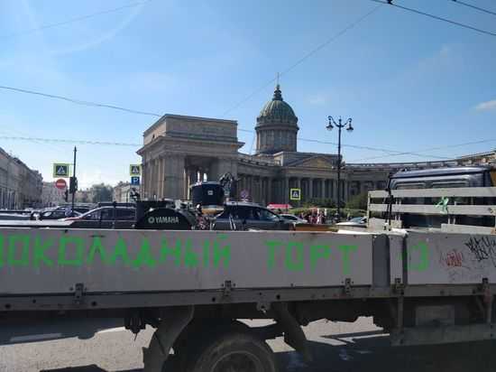 Панк-группу задержали за дерзкий концерт в центре Петербурга