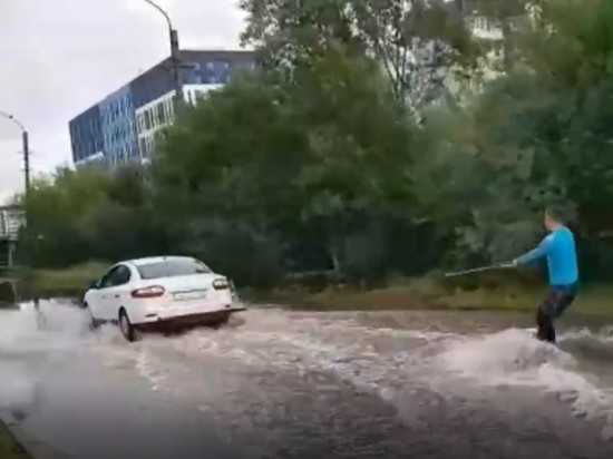 Спортсмен на вейкборде прокатился по затопленной улице Гатчины
