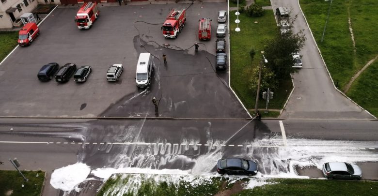 На улице Чудновского пожарные «помыли проезжую часть» пеной. Пытаются смывать. Вот обрадуется владельцы припаркованных…
