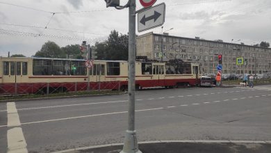 Трамвай убрал автохлам с дороги на на пересечении Дальневосточного и Новоселов
