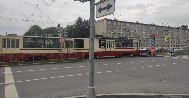 Трамвай убрал автохлам с дороги на на пересечении Дальневосточного и Новоселов