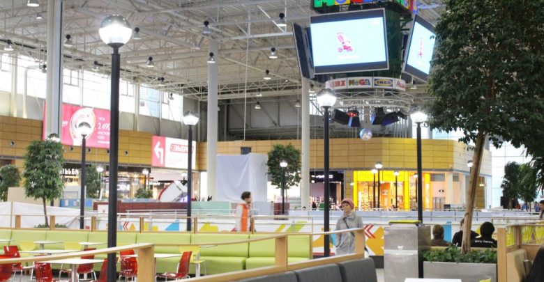 Власти Ленобласти разрешили открыть фудкорты в торговых центрах, работающих в «желтой» зоне, в том…