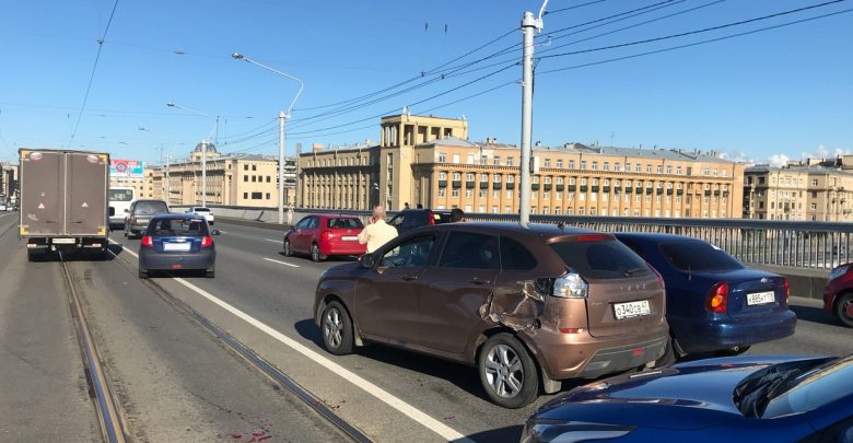 На мосту Александра Невского в сторону метро Новочеркасской в 17:35 произошло ДТП между Газулью,…