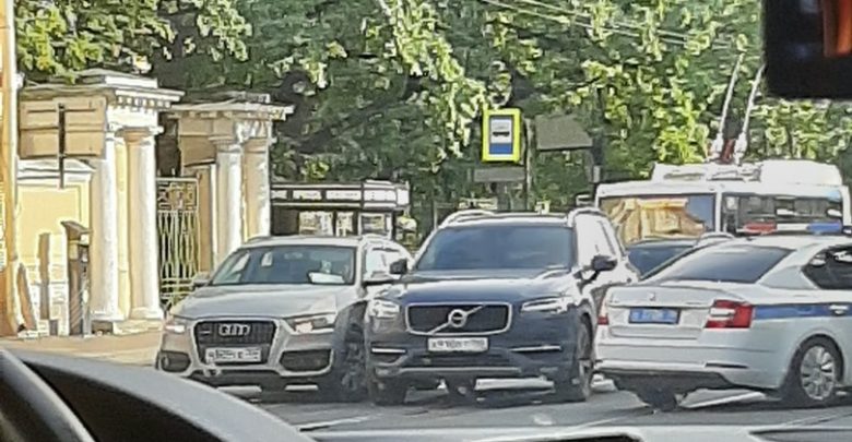 На перекрёстке Литейного и улицы Жуковского столкнулись Вольво и Ауди. Проехавшие мимо стражи автопорядка…