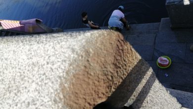 Сегодня на Обводном канале у домов 88-86, примерно, люди устроили стирку ковров!