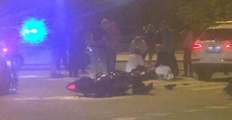 На набережной Фонтанки 10, сбили мотоциклиста. Признаков жизни не подаёт, Полиция уже там, скорая…