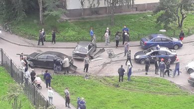 В городе Колпино на Тверской у дома 46 водитель черной машины половину двора разнес….