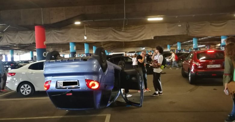 Голубой «Daewoo Matiz » оказался на крыше посреди парковки в торговом центре «Мега Дыбенко»….