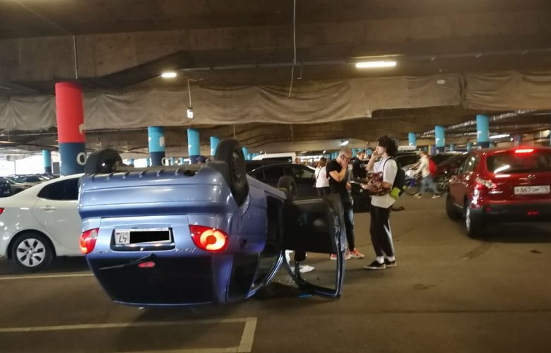 Голубой «Daewoo Matiz » оказался на крыше посреди парковки в торговом центре «Мега Дыбенко»….