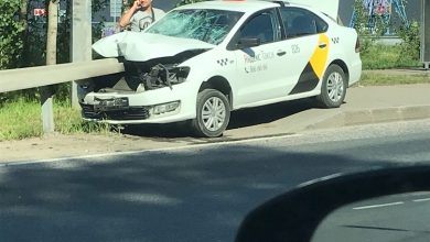 Яндекс такси насадился на отбойник, у поворота в ново-Горелово с Красносельского шоссе