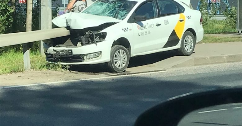 Яндекс такси насадился на отбойник, у поворота в ново-Горелово с Красносельского шоссе