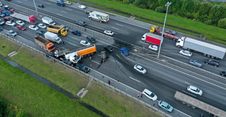 На КАД у города Кудрово бензовоз перелетел, пробив 2 отбойника с внутренней на внешнюю…