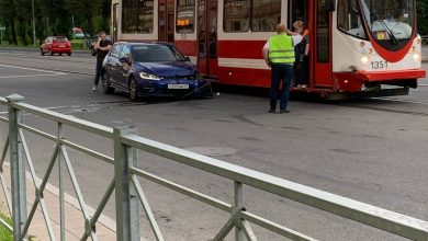 Гольф попал под трамвай на пересечении Ленсовета и Типанова