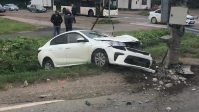 ДТП на повороте из Ториков на Горелово. Столкнулись 2 машины (белая и чёрная). Скорая,…
