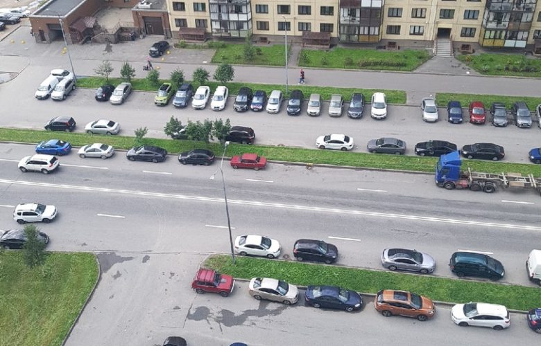На проспекте Кузнецова красному жигулю, фура сзади помяла бампер, долго пытаясь припарковаться, и сразу…