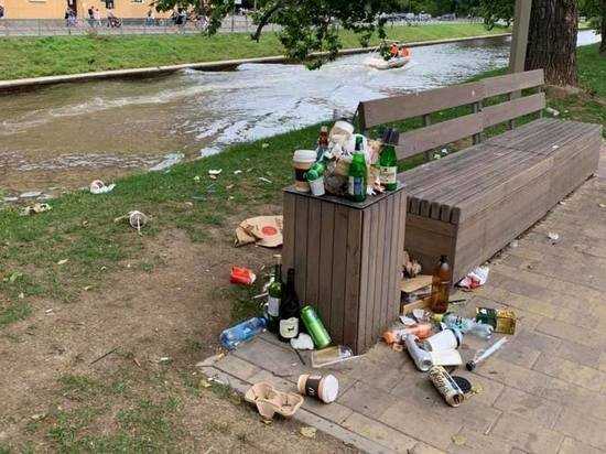Набережная Карповки завалена мусором, жители бьют тревогу