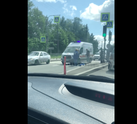 На Приморском шоссе скорая с пациентом сбила женщину на пешеходном переходе