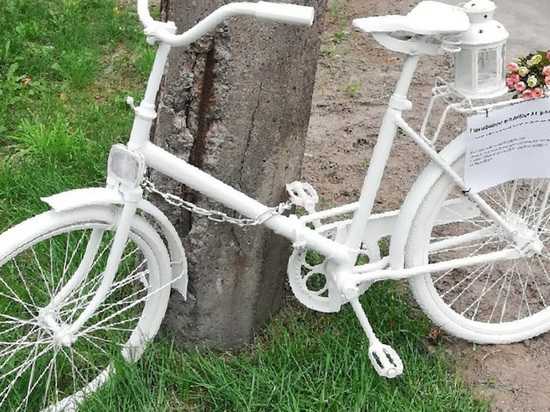 В Петербурге появился знак скорби по погибшим – велосипед-призрак