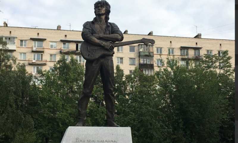 В Петербурге установили памятник Виктору Цою: как это было