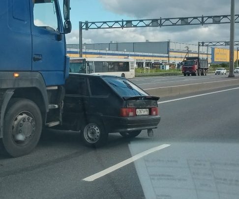 По Московскому шоссе перед съездом на Колпино, фура возила четырку