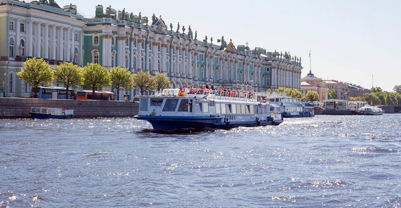 Прокатиться по рекам и каналам Петербурга можно со скидкой до 66% Пока в Петербурге…