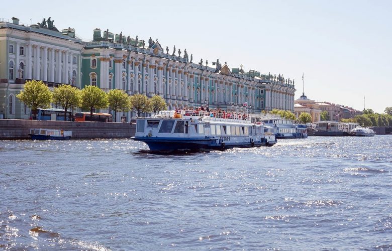 Прокатиться по рекам и каналам Петербурга можно со скидкой до 66% Пока в Петербурге…