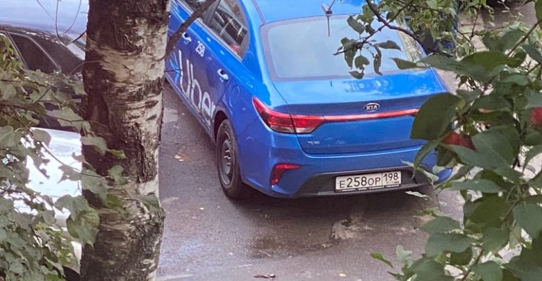 Две дамы на синей Киа Рио умудрились въехать в припаркованный во дворе дома по…