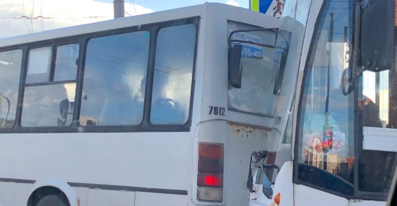 Троллейбус вошёл в маршрутку на повороте с Зины Портновой, на Ленинский проспект