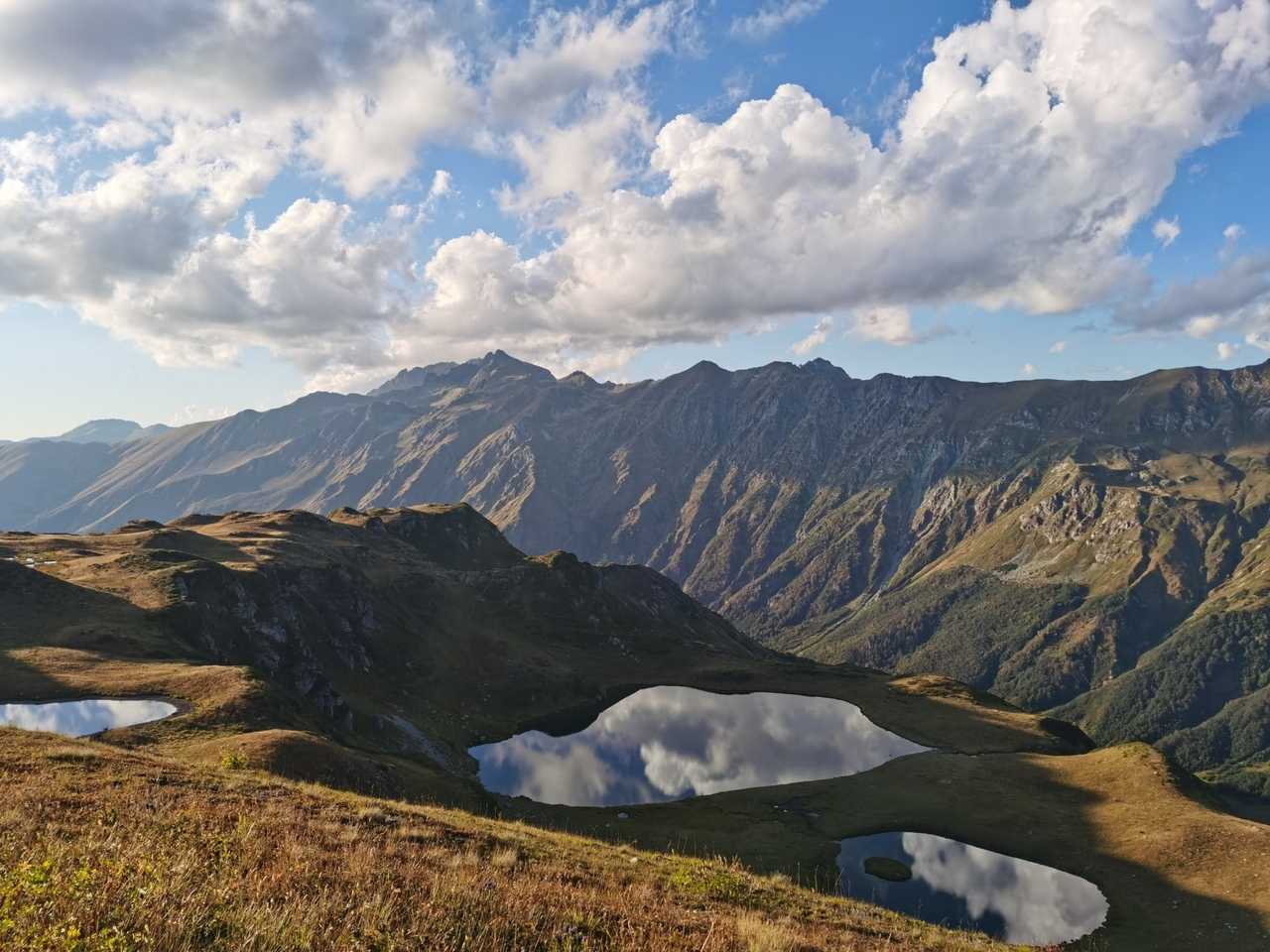 7 озер абхазия. Долина семи озер Абхазия. Долина Семиозерье Абхазия. Перевал Пыв и Долина семи озер. Долина 7 озер Абхазия экскурсия.