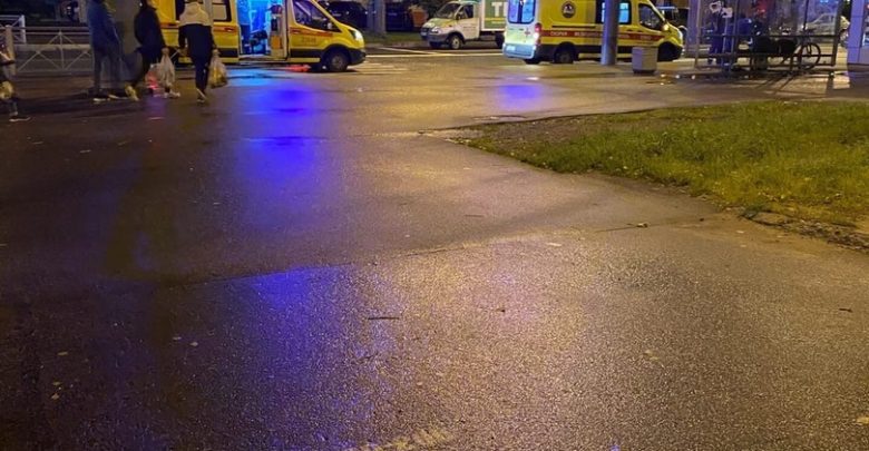 На перекрёстке улиц Есенина и Сикейроса машина сбила доставщика Яндекс.Еды