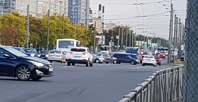 За перекрёстком Петергофского шоссе и Маршала Жукова в средней полосе авария