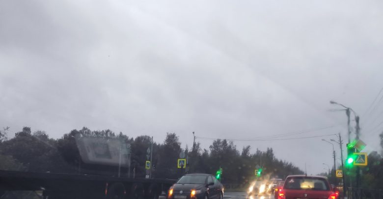 Легковая притерла фуру на Петрозаводском шоссе в сторону области. Заняли полосу, пробке быть… По…