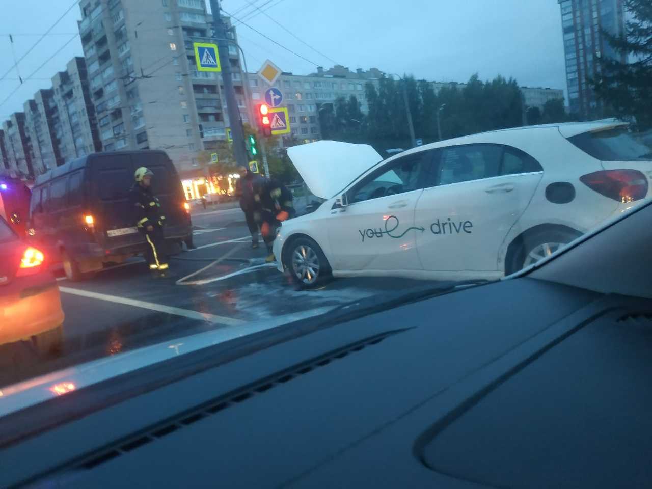 Что произошло в большевике. ДТП зимой въехали в зад каршерингу. Притерли на светофоре зимой на каршеринге. Под Выборгом водитель УАЗ скрылся с места ДТП 15.09.22. Парень на каршеринге под шарами врезался на светофоре.