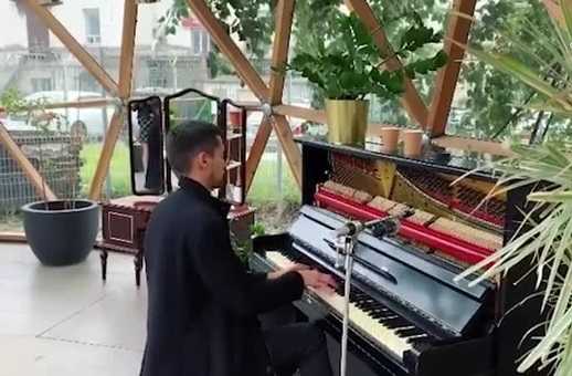 Петербургский музыкант Руслан Ишдавлетов намерен побить свой собственный рекорд по беспрерывной игре на пианино….
