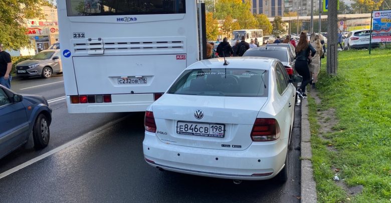 На бульваре Новаторов у метро Ветеранов автобус почесал каршеринг в 9:15. Пробка была, станет…