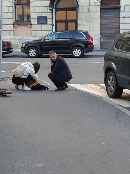 Подросток на самокате попал под машину на Боровой улице