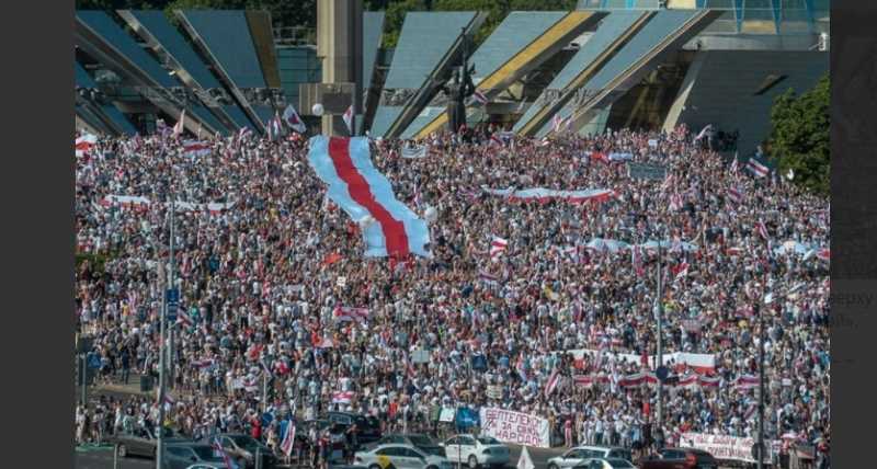 На воскресных протестах в Минске собралось более 100 тысяч человек